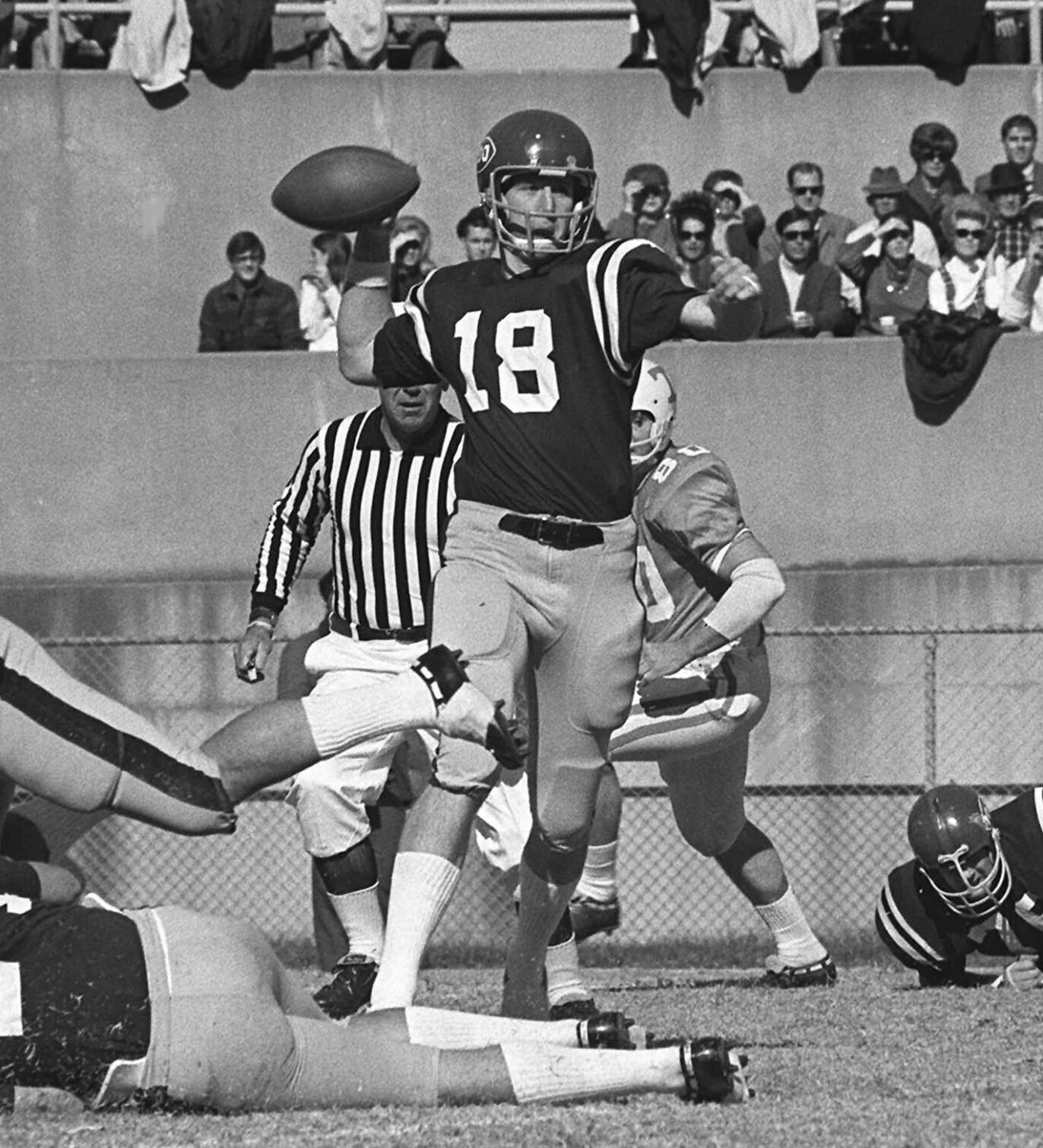1969: Mississippi's Archie Manning throws for 300, rushes for 100 in loss to Alabama